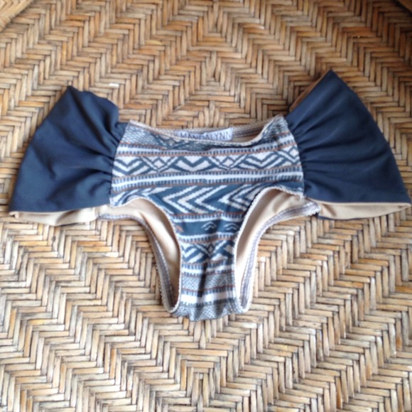 Mandalynn Bikini bottom size small - Picture 1 of 2