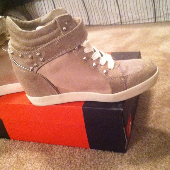 🌟🌟SOLD🌟🌟 Guess wedge hi-tops - Picture 4 of 4