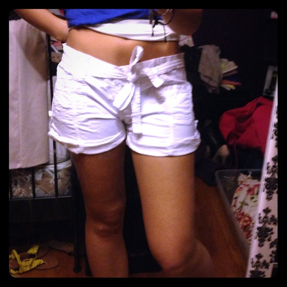 Cute A&F white cargo shorts