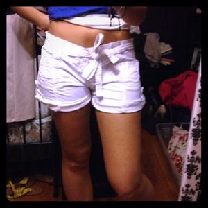 Cute A&F white cargo shorts
