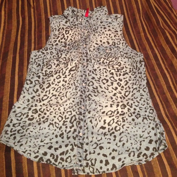 Sleeveless shirt
