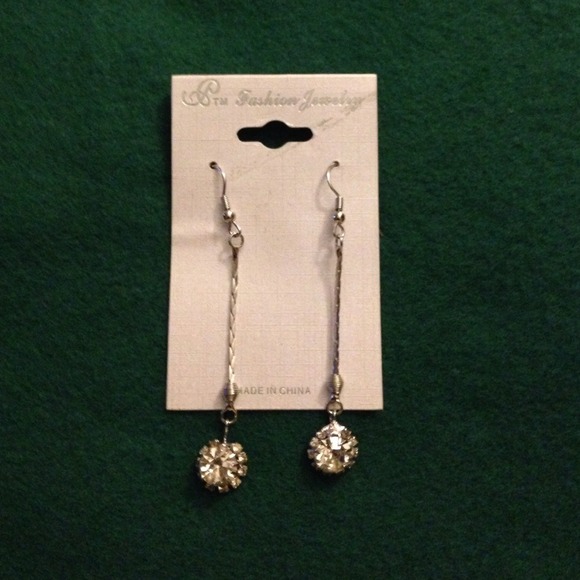 Jewelry - 🚫SOLD IN BUNDLE 🚫Silver Drop Earrings