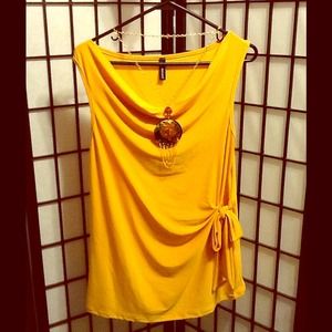 Yellow top with accessory