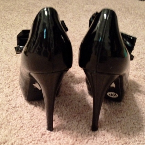 NWT Black Bow Tie Heels - 4 1/2 Inch Heel - Picture 3 of 4