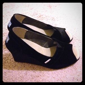 TOMS black velvet wedges