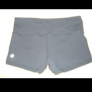 Lululemon BOOGIE Short in charcoal color euc 6