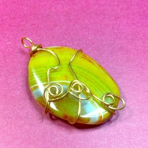 336. Yellow/green Banded Agate w/goldplated wire