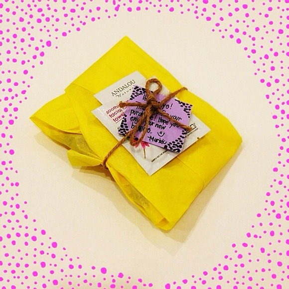Unwrapping your new POSH FIND is half the fun!💜💛