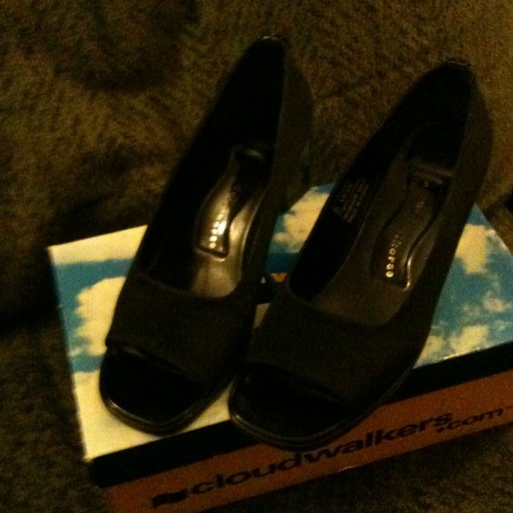 Black cloud walkers size 8 extra wide shoes