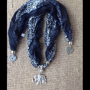 NEW 🎈Beautiful NWOT scarf