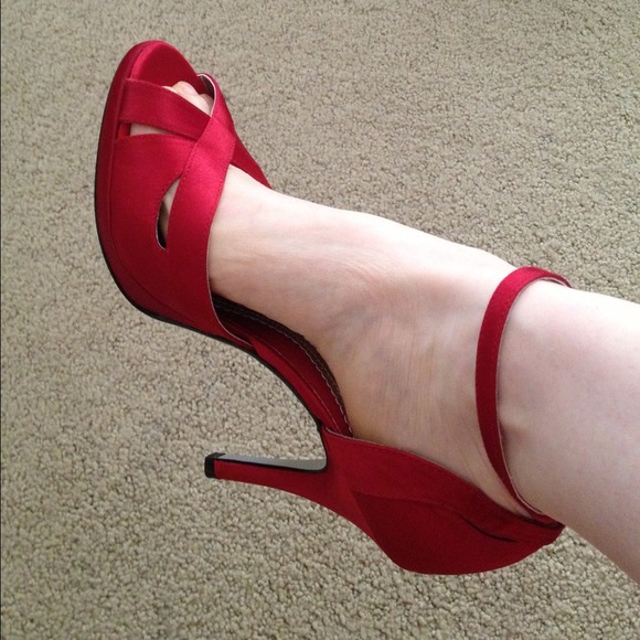 Shoes - Ruby Red Luichiny heels NWOT