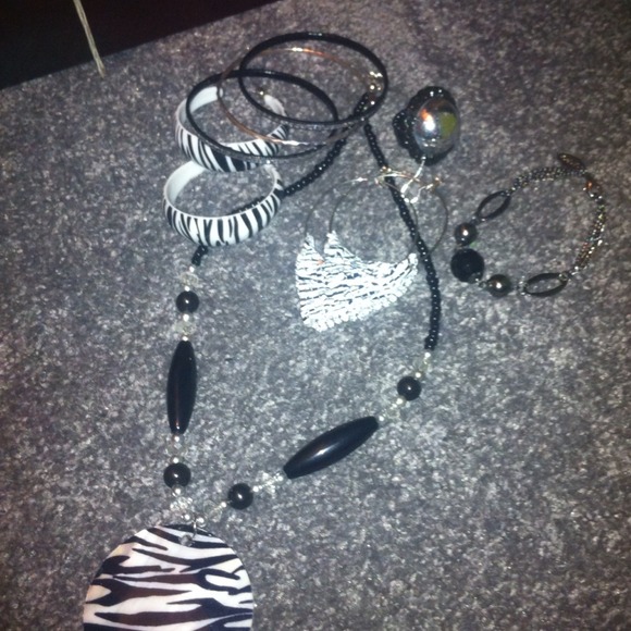 Jewelry bundle - Picture 2 of 3