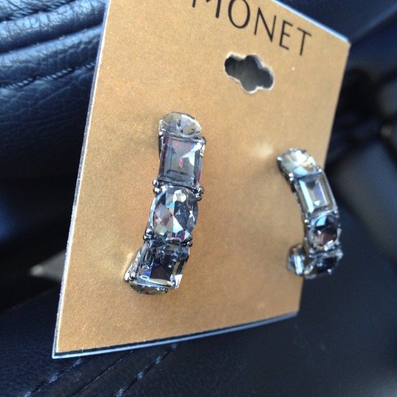 Monet Jewelry - ️Gray crystal earrings