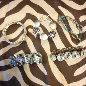 💥Traded 💥Bundle of 5 costume bracelets