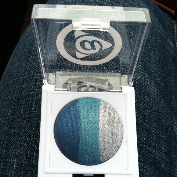 Mary Kay at Play eye shadow trio. - Picture 1 of 1