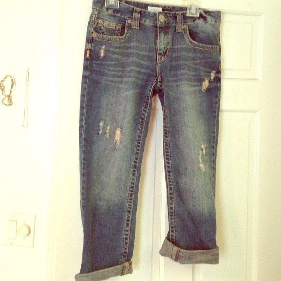 ✨SOLDinBundle✨🌸Boyfriend destroyed Capri