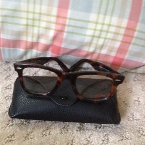 Rayban Wayfarer Tortoise Shell rimmed glasses