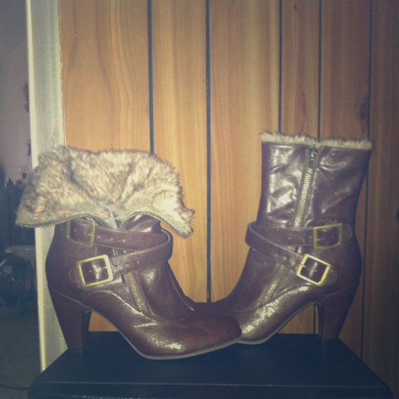 RESERVE for @ziasbin✨✨brown buckled fur boots