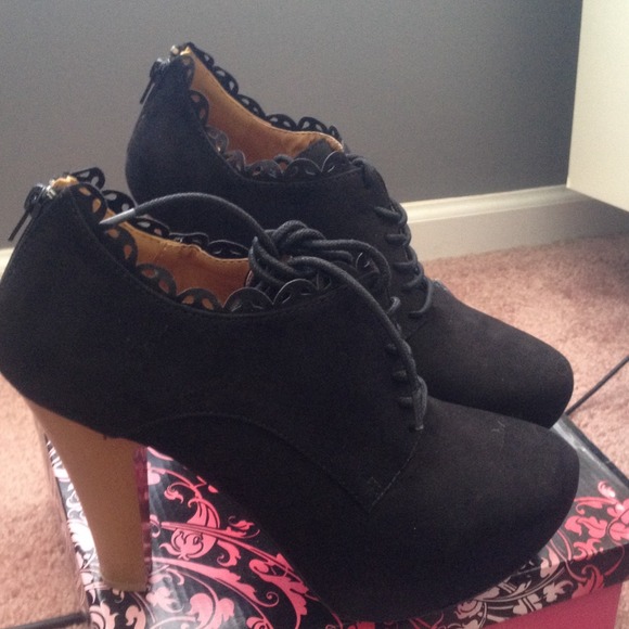 Brand new. Never worn. Gorgeous!