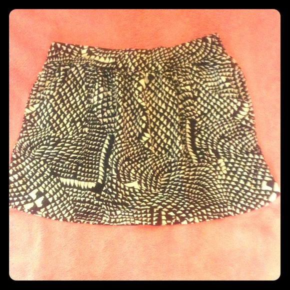 Black and white skirt with pockets - Picture 1 of 1