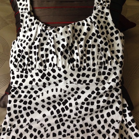 🚫SOLD🚫...........................Ann Taylor tank - Picture 1 of 2