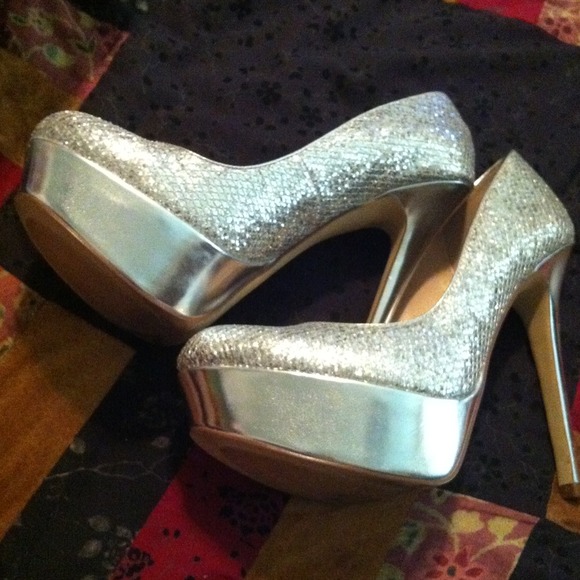 ALDO Shoes - 🎉HP 10-10-2015🎉❤️Beautiful ALDO Silver Heels💃💋