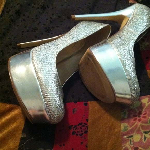 🎉HP 10-10-2015🎉❤️Beautiful ALDO Silver Heels💃💋 - Picture 2 of 4