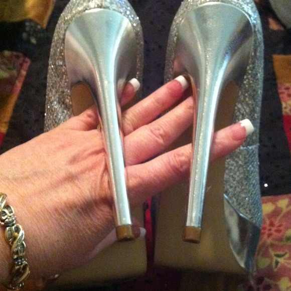 🎉HP 10-10-2015🎉❤️Beautiful ALDO Silver Heels💃💋 - Picture 3 of 4