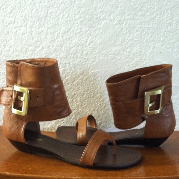 Low wedge sandals