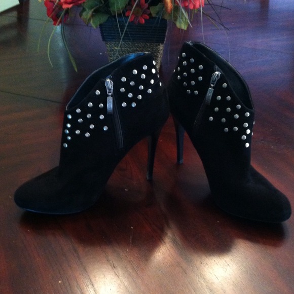 Guess studded bootie boot/SOLD