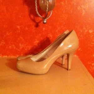 ✨A STEAL✨Madden girl nude heels size 7