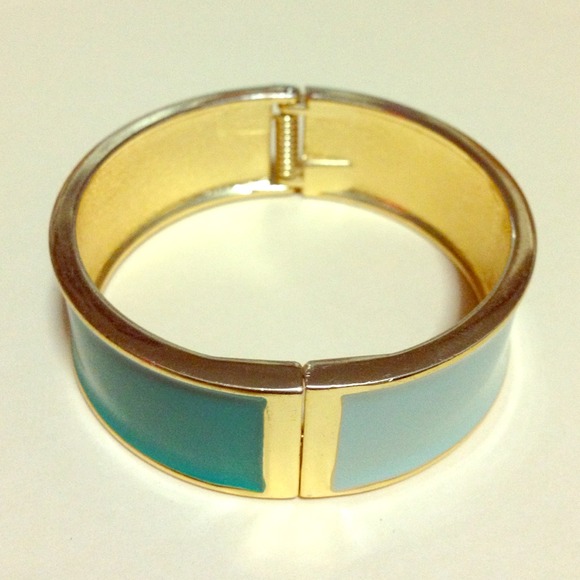 Jewelry - 2 color light+dark green golden base bangle