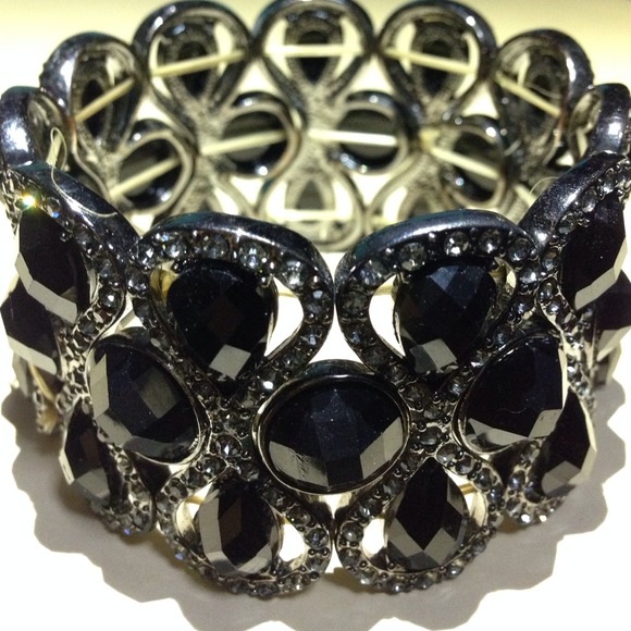 Elegant black stone jeweled bangle