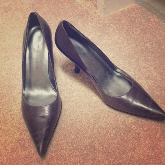 Marc Fisher Brown closed toed Shoes