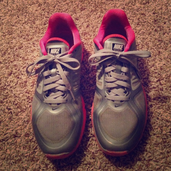 Grey and pink Nike running shoes - Picture 1 of 2