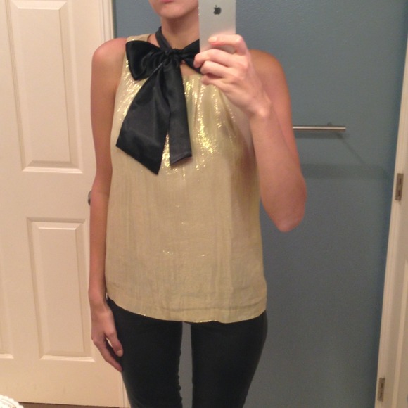 🚫SOLD🚫golden top with a bow🎀 - Picture 2 of 4
