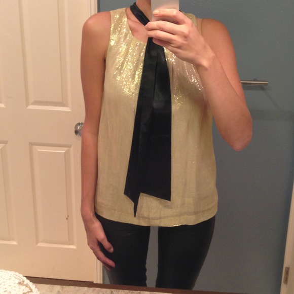 🚫SOLD🚫golden top with a bow🎀 - Picture 3 of 4