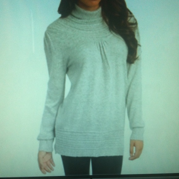 Sweaters - SOLD 🎉⚡️LOWEST REDUCTION⚡️🌺grey sweater🌺