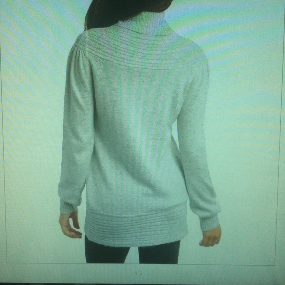 SOLD 🎉⚡️LOWEST REDUCTION⚡️🌺grey sweater🌺 - Picture 2 of 2