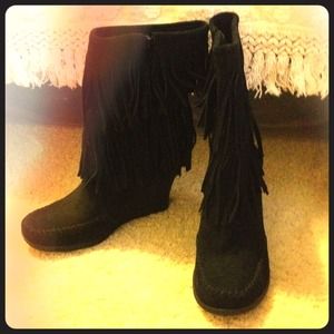 ✨JUST REDUCED✨Minnetonka Boots