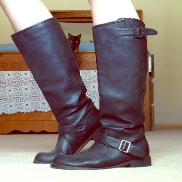 Black boots (almost knee height) 👢