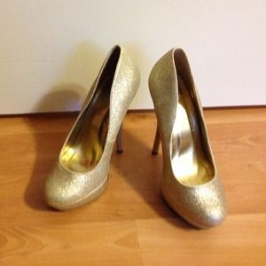 Gold sparkly pumps