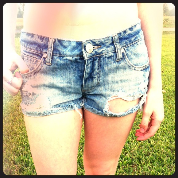 Decree cut off shorts.