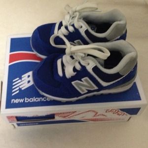 Royal blue baby new Balance size 4 (baby sneaker)
