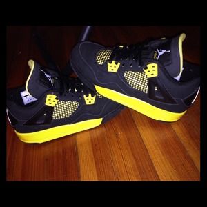 SOLD AIR JORDAN THUNDER 4 6Y