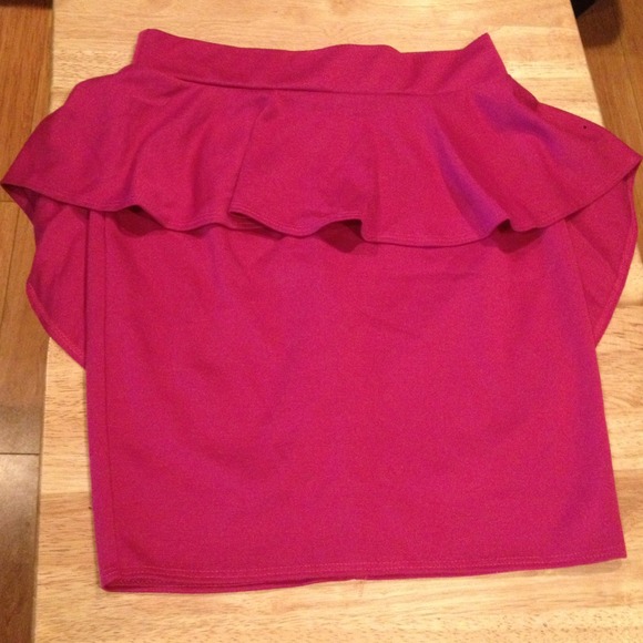 🎀Pink Pencil skirt w/ruffle💕