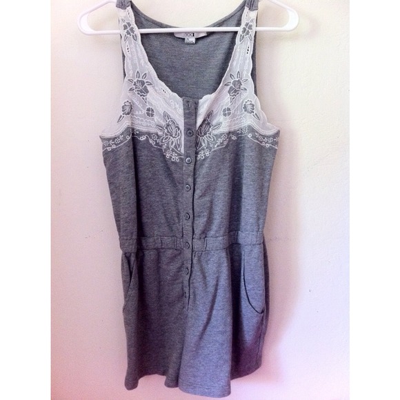 🎀Forever 21 Pretty Gray Romper🎀