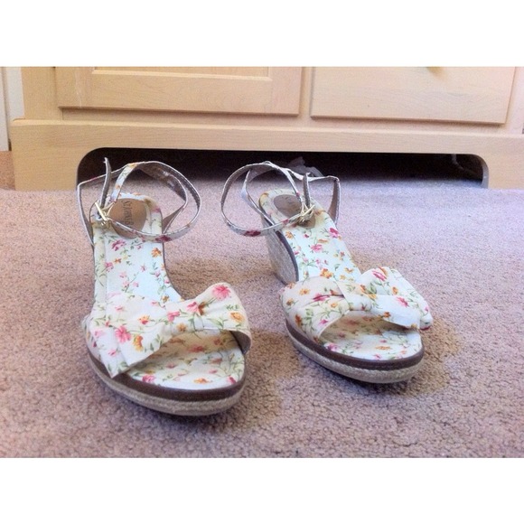 🌸St. John's Bay Floral Wedges WORN ONCE🌸