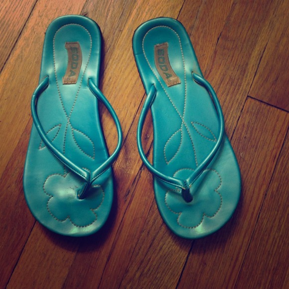 Shoes - Turquoise flip flops