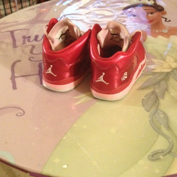 🚫SOLD🚫2013 Valentine Jordan's for toddlers - Picture 2 of 2